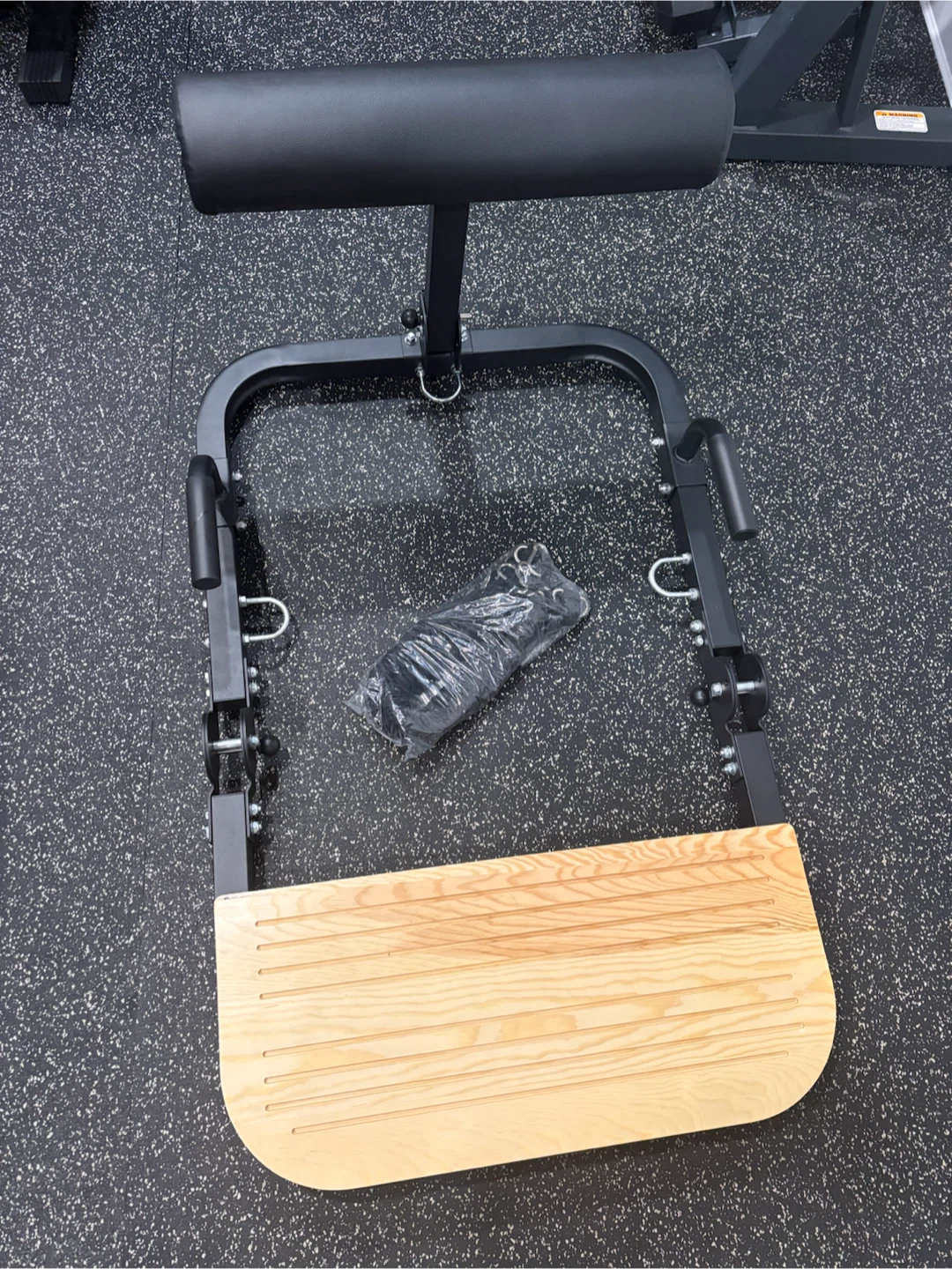 Hip thrust machine