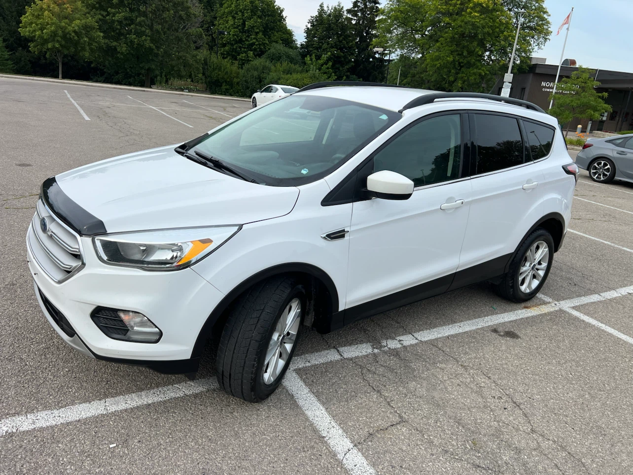 White Ford Escape - photo 2