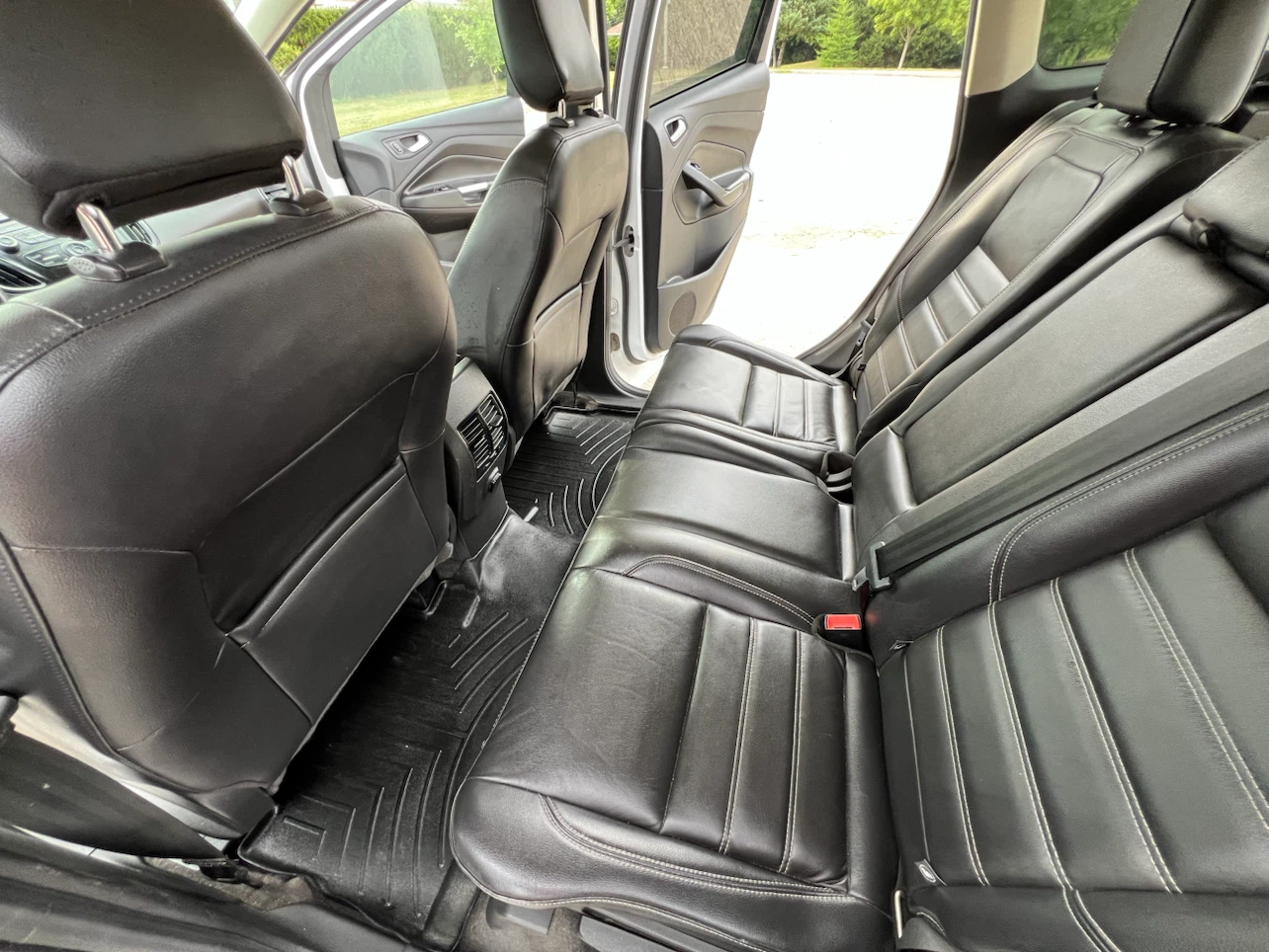 White Ford Escape - photo 4