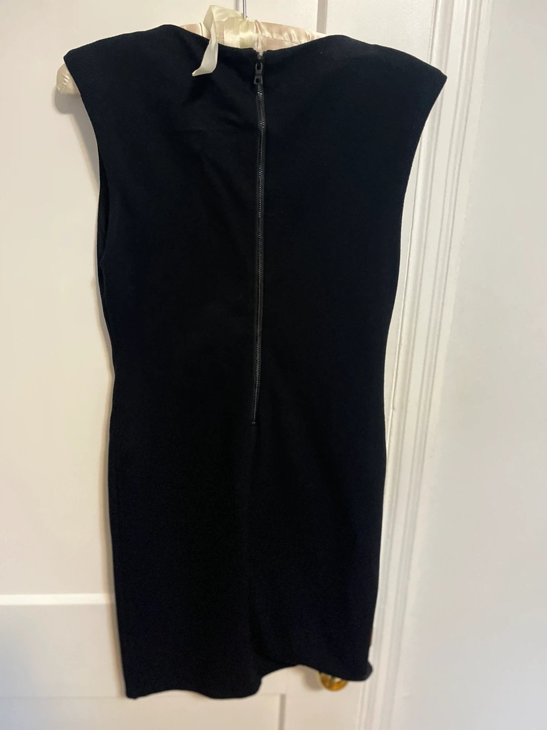 Alice + Olivia Black Sleeveless V-Neck Dress - photo 2