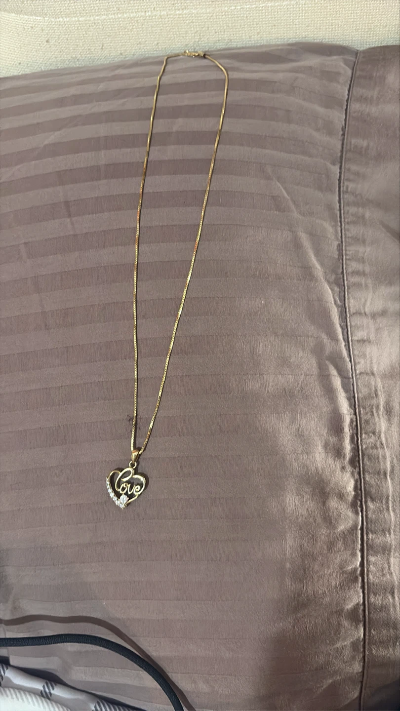Gold tone necklace with heart pendant