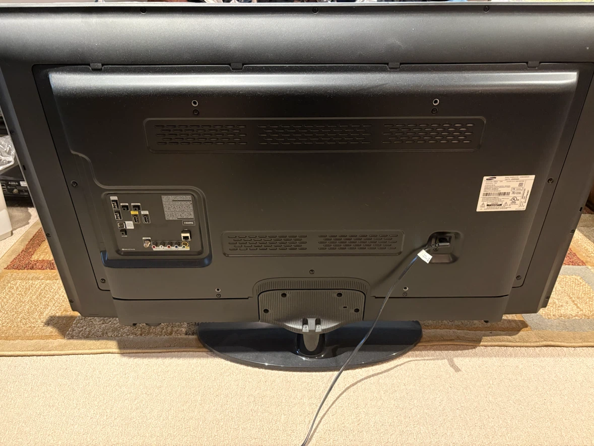 Samsung 50+ inch HD TV - photo 2
