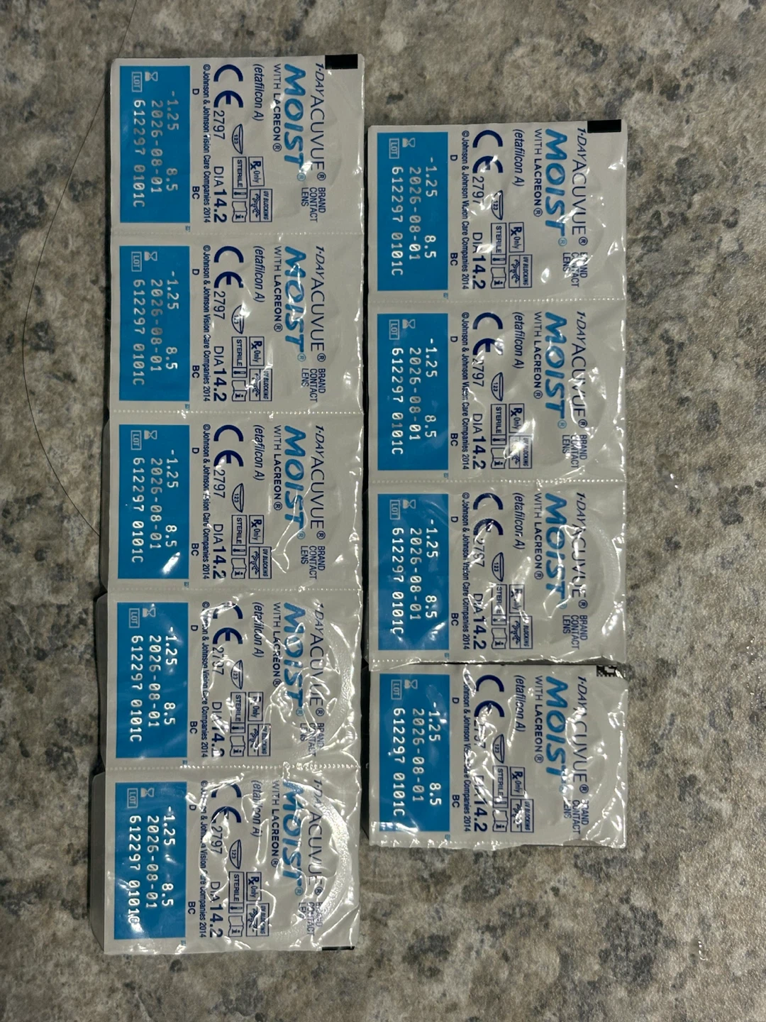 ACUVUE MOIST Contact Lenses