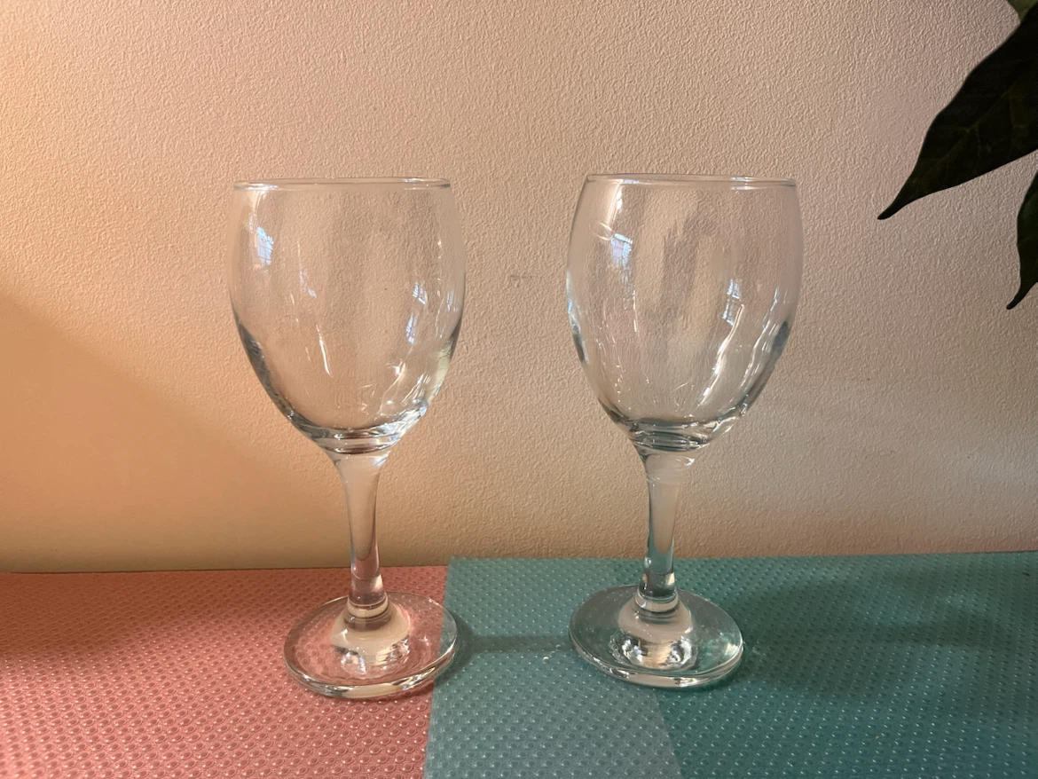 Set of 2 Clear Wine Glasses