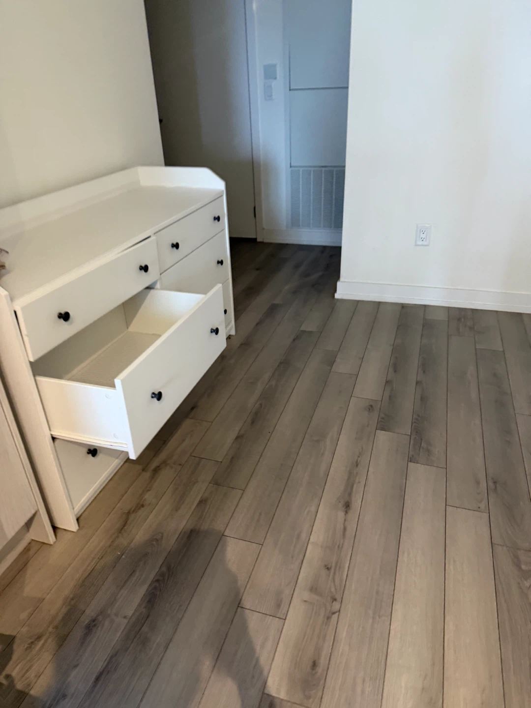White 6-Drawer Dresser - photo 2