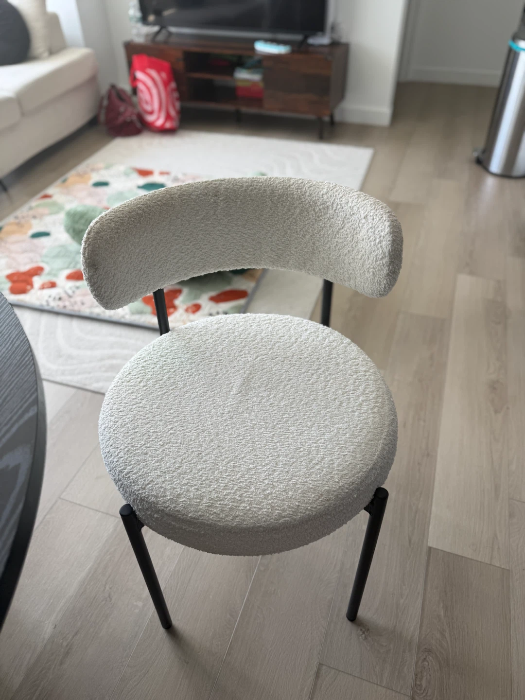 Black Round Dining Table with 4 Bouclé Chairs - photo 2