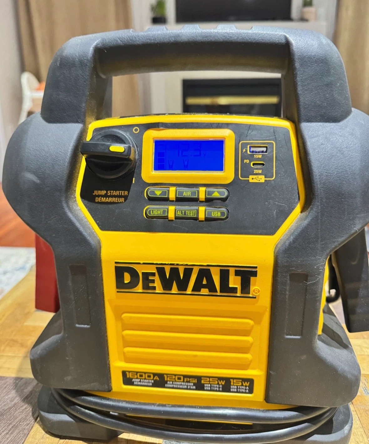 DeWalt DXAEJ14CA Jump Starter with Digital Compressor - photo 2