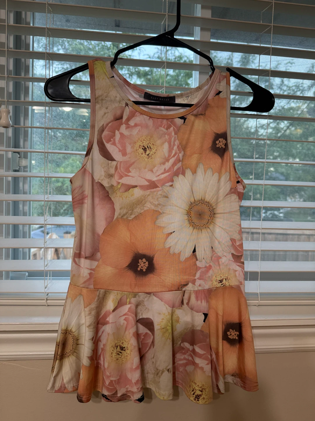 Suzy Shier Sleeveless Peach Floral Top - photo 2