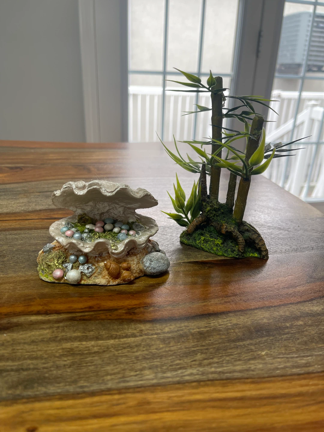 Aquarium Decorations - Clam Shell with Pearls & Bamboo Plant