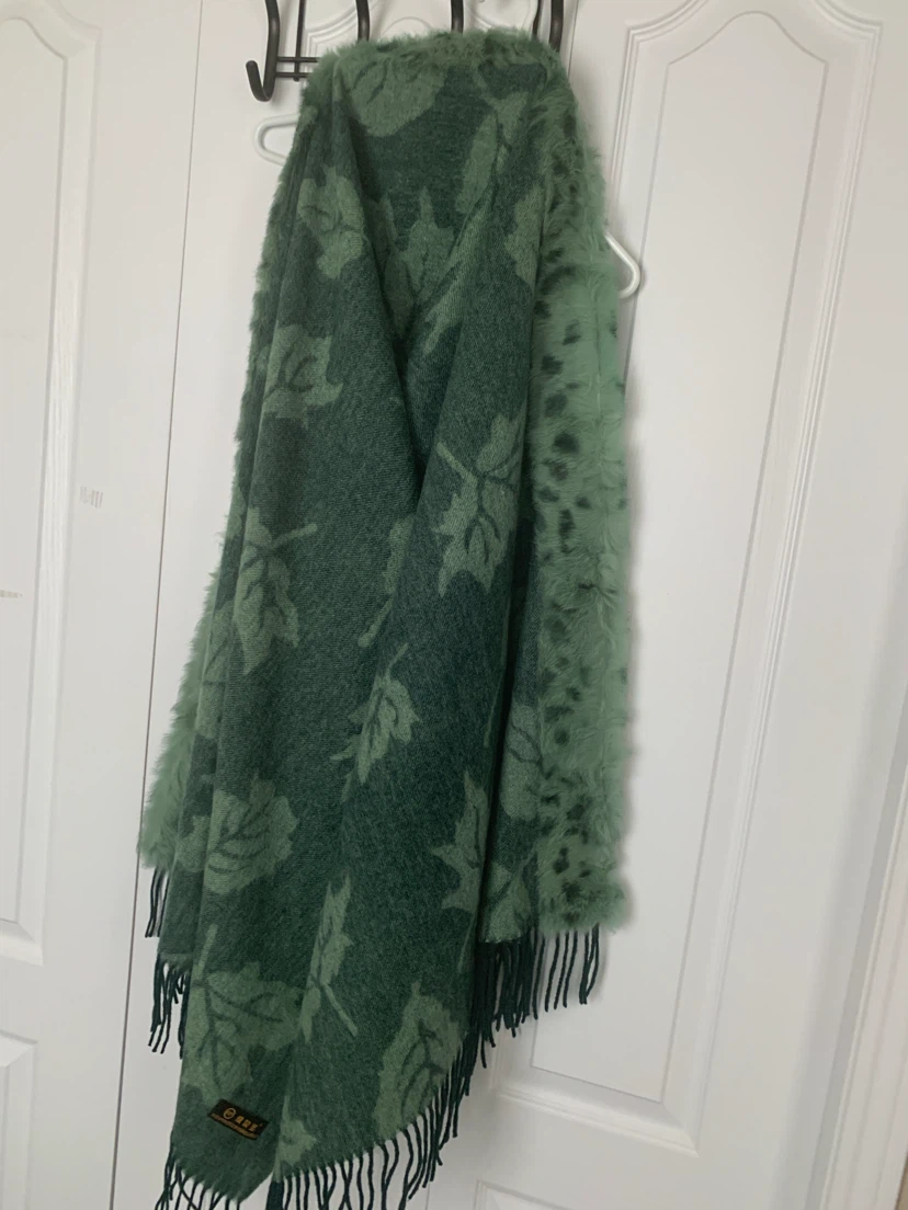 Green Leaf Pattern Scarf with Fringe