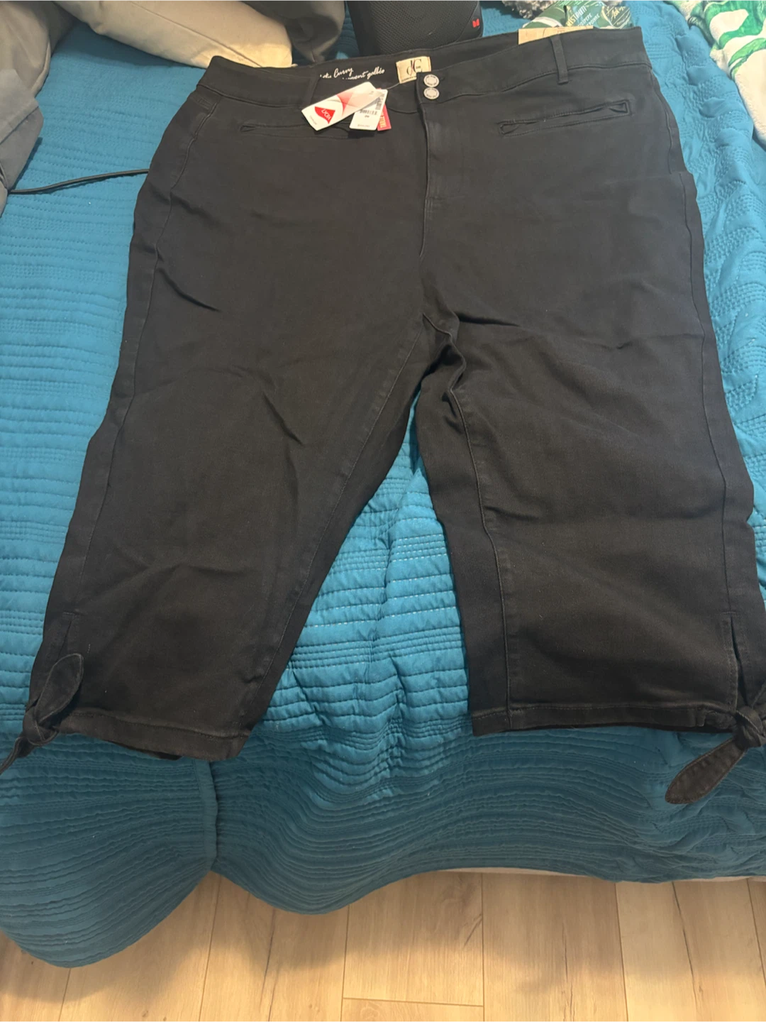 JC Jeans "Slightly Curvy" Capris - Black, Size 26