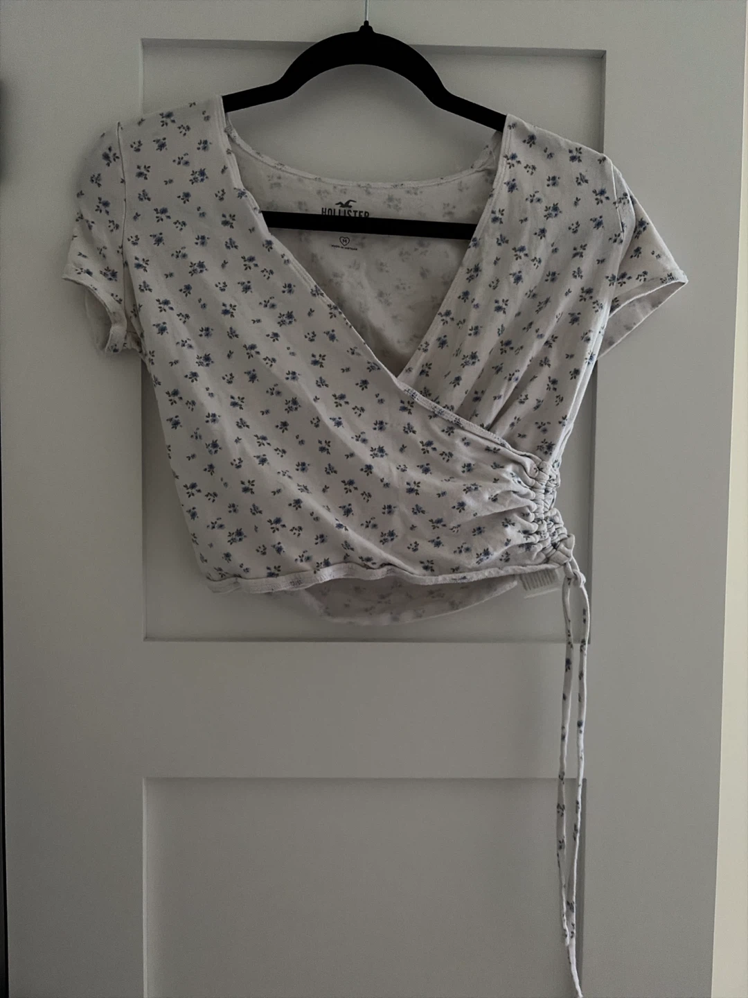 Hollister Baby Tee White Floral Blue Ruched Side Size M