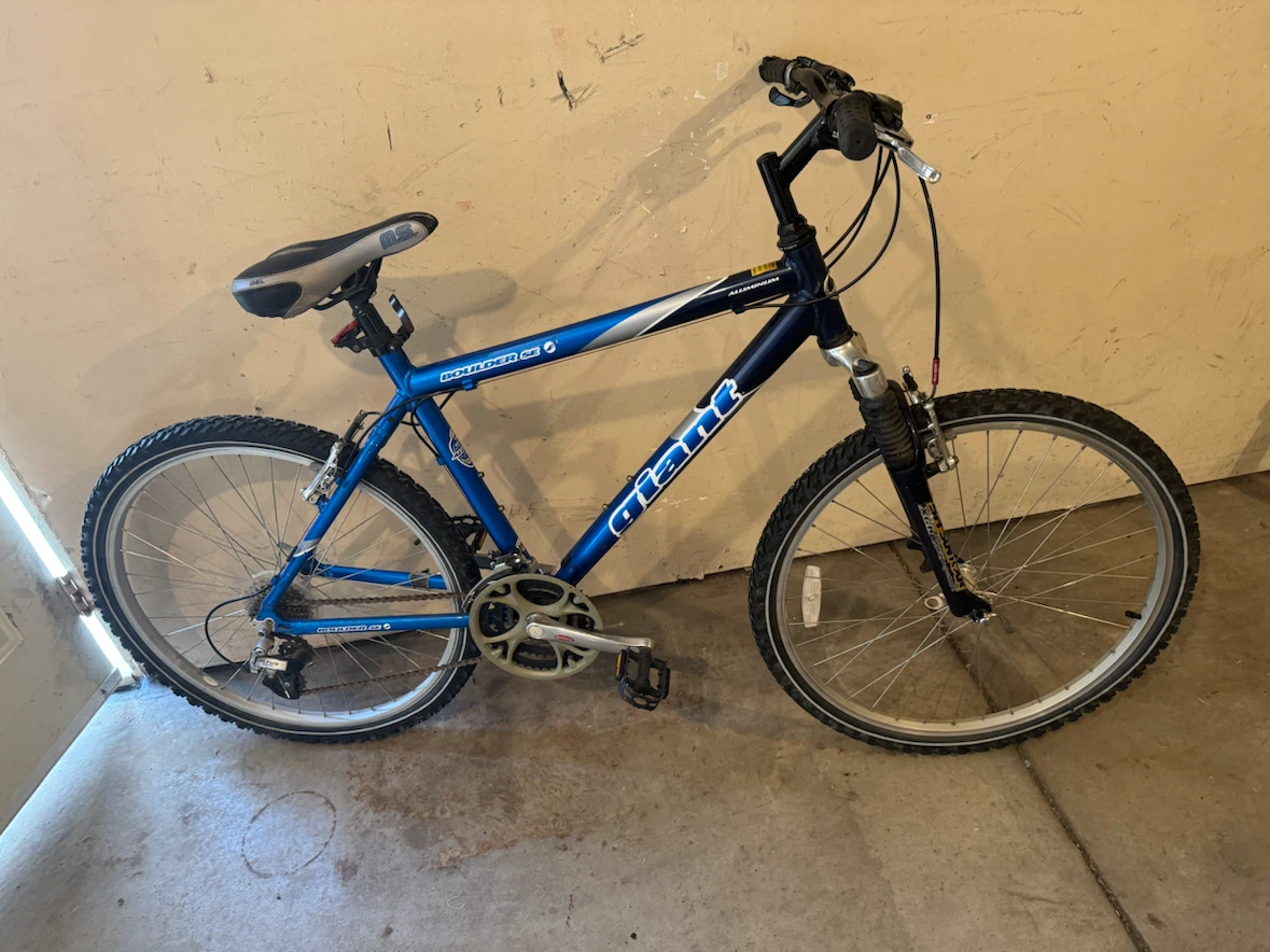 Mens Giant Aluminum Mountain Bike.