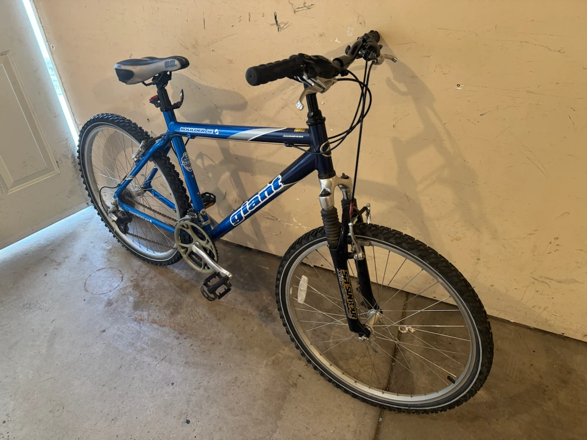 Mens Giant Aluminum Mountain Bike. - photo 2