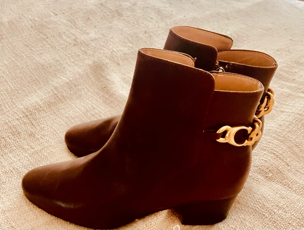 Brown leather ankle boots with gold chain detail - photo 3