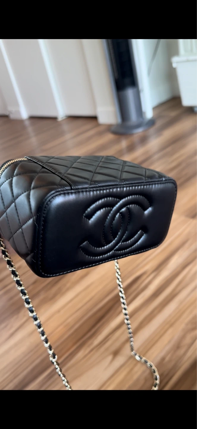 CHANEL VANITY BAG - photo 2