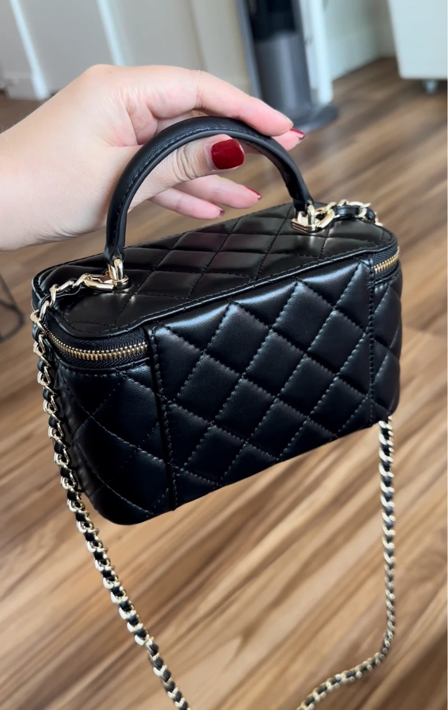 CHANEL VANITY BAG - photo 3
