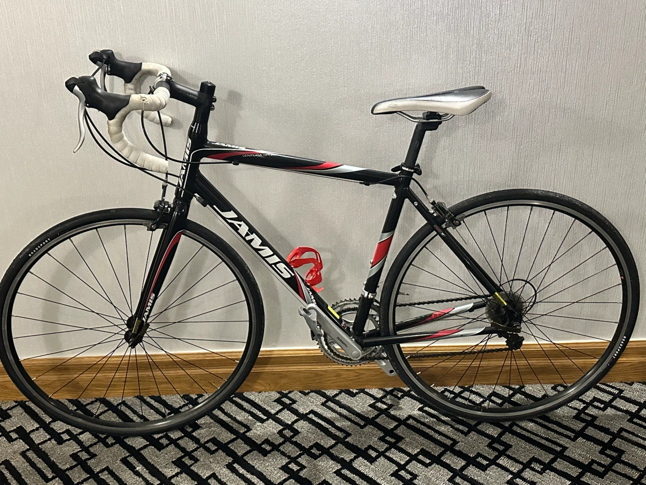 (MINT CONDITION) Jamis Ventura Sport Road Bike