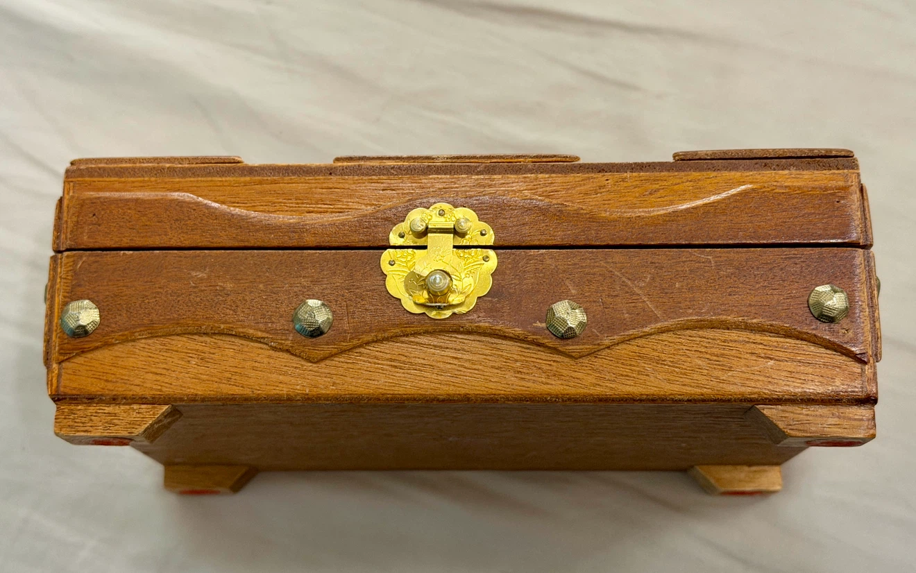 Vintage Wooden Jewellery Box with Ornate Clasp - photo 3