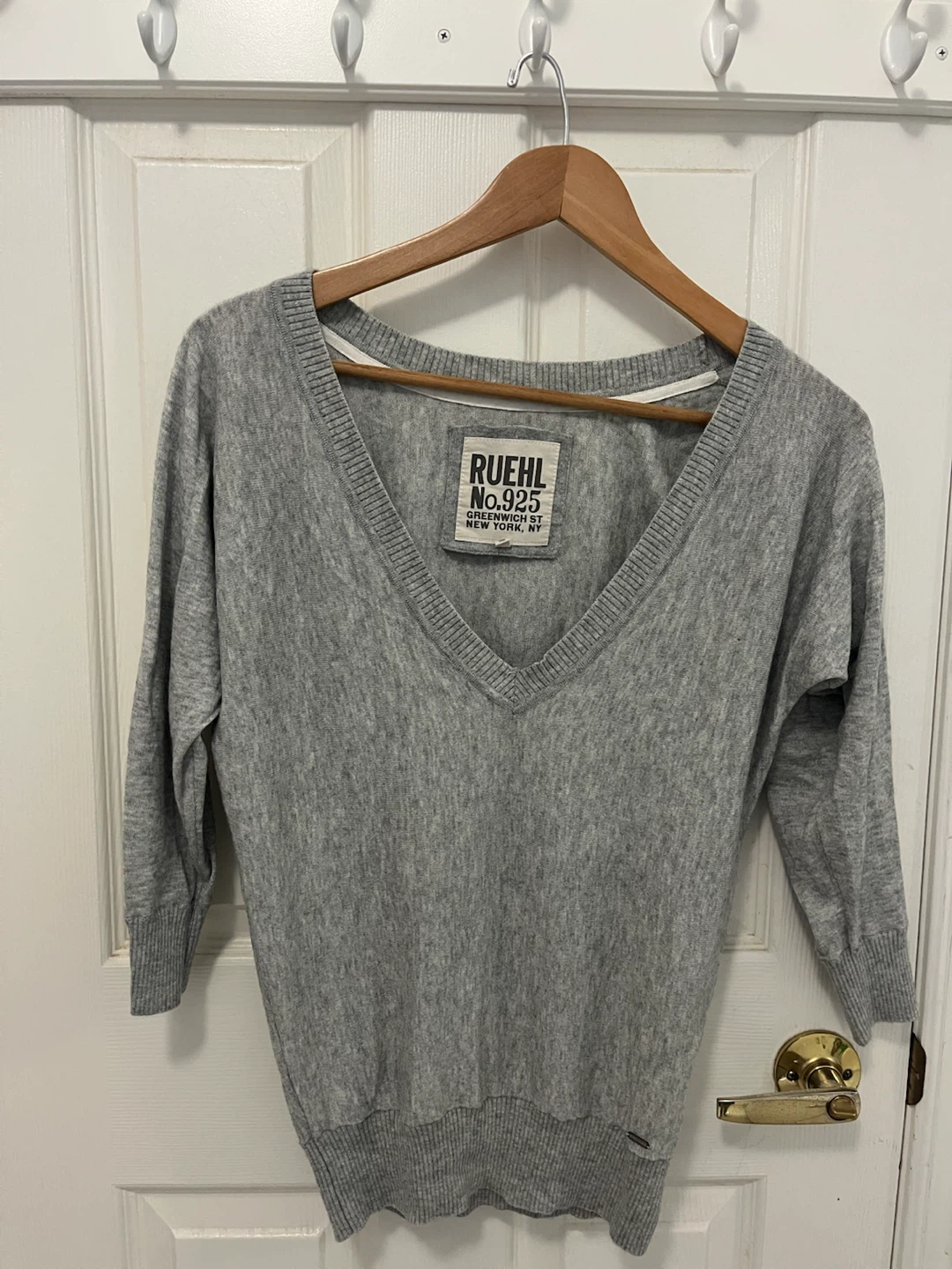 RUEHL No. 925 Grey V-Neck Sweater Size S