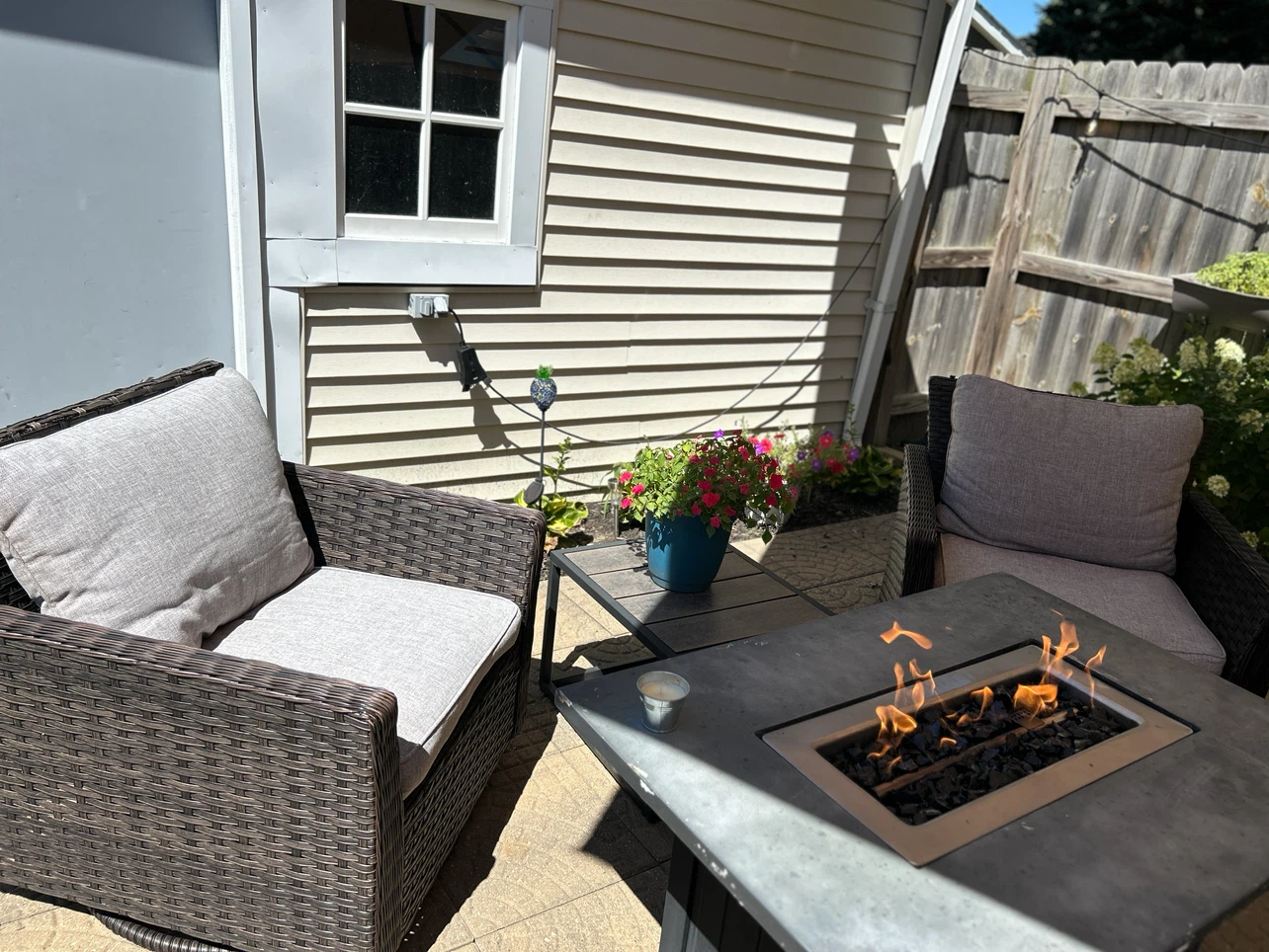 Broyhill Patio Furniture + Patio Umbrella with Base - photo 2