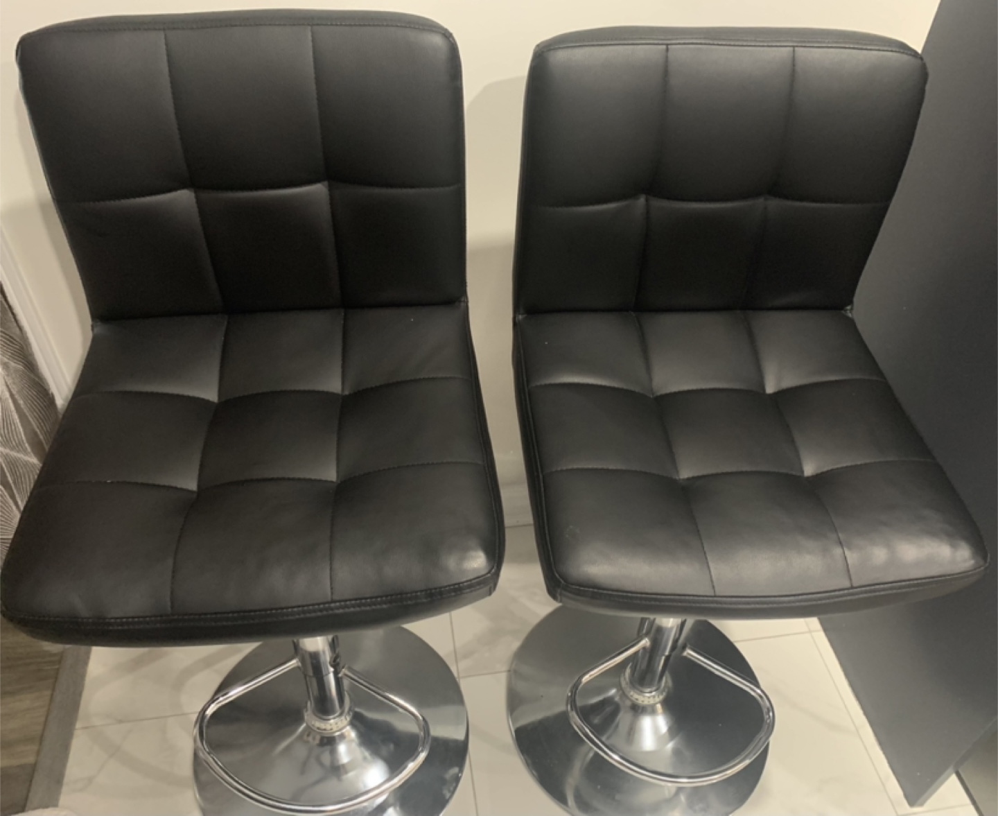2 SWIVEL BAR STOOLS