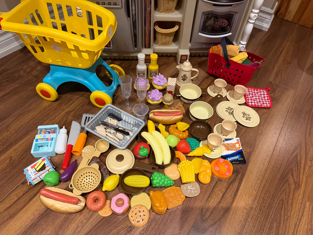 Step2 kids play kitchen with shopping cart, and accessories ! - photo 2