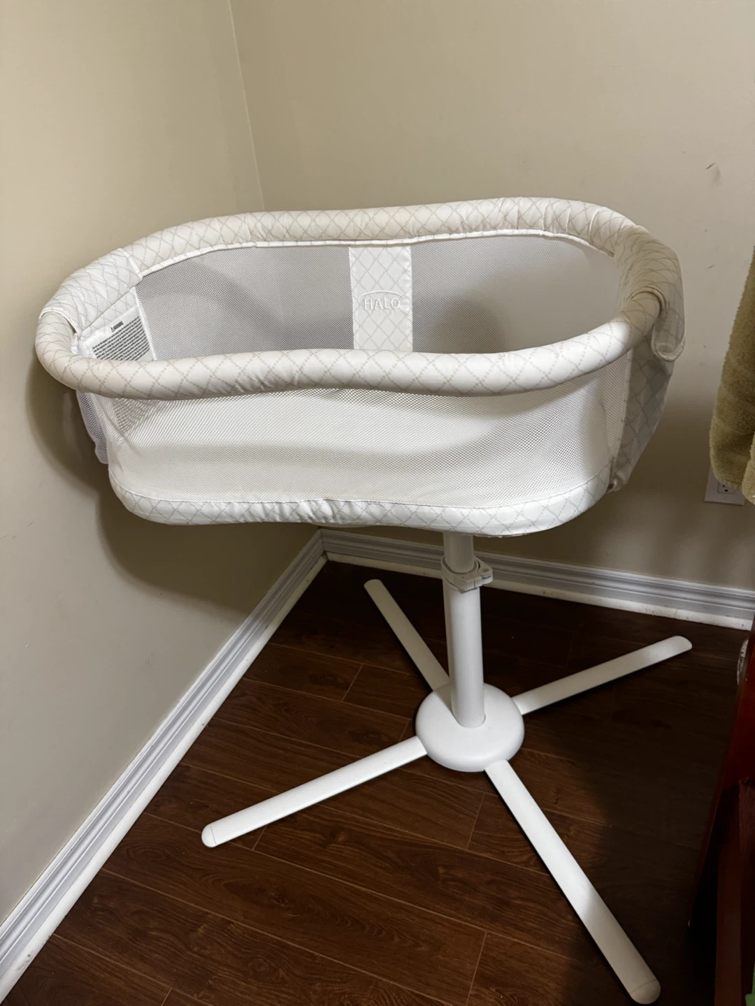 Bassinet Swivel Sleeper (Halo)