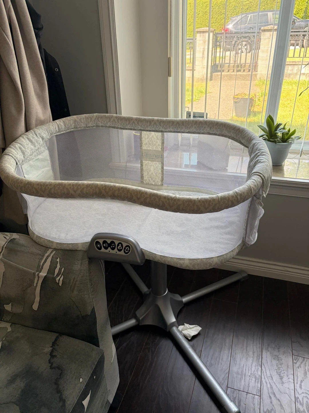 HALO BassiNest Swivel Sleeper (Excellent Condition)