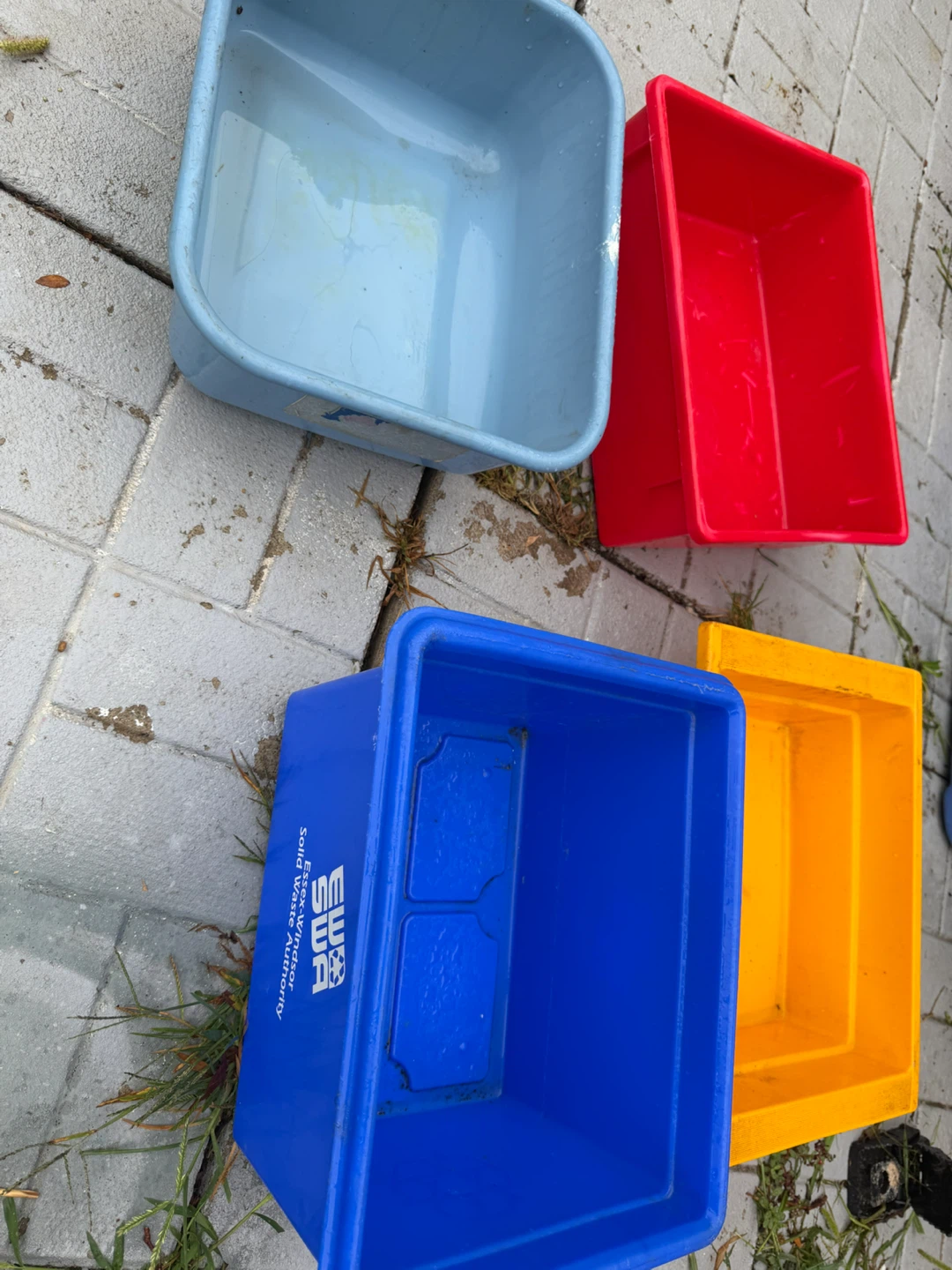4 Rubbermaid Recycling Bins