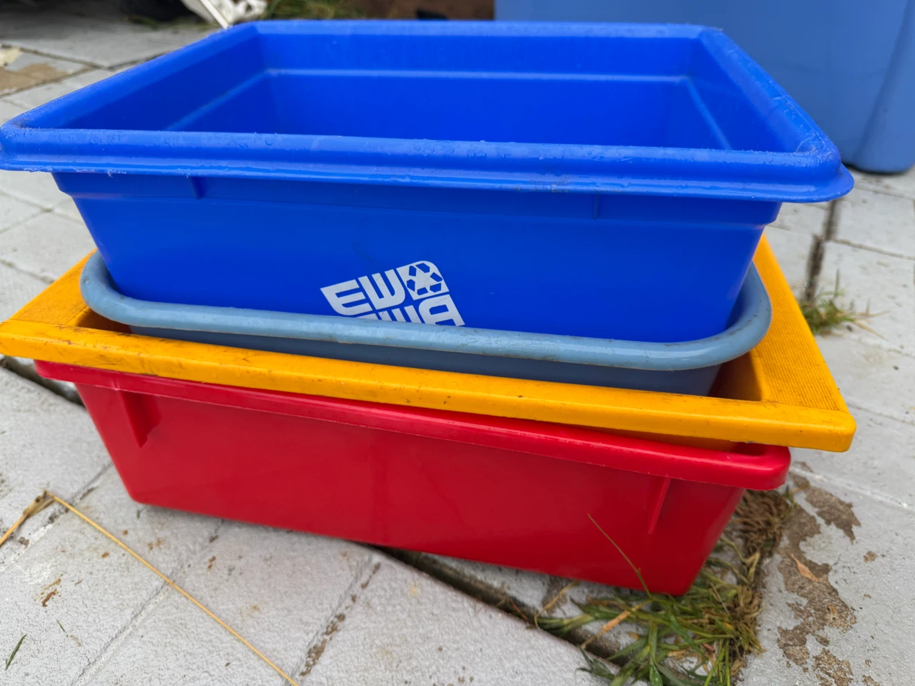 4 Rubbermaid Recycling Bins - photo 2