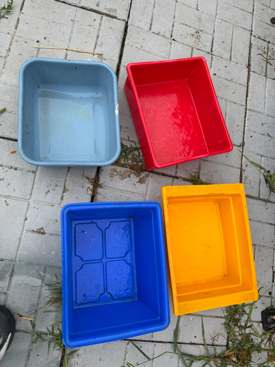 4 Rubbermaid Recycling Bins - photo 3