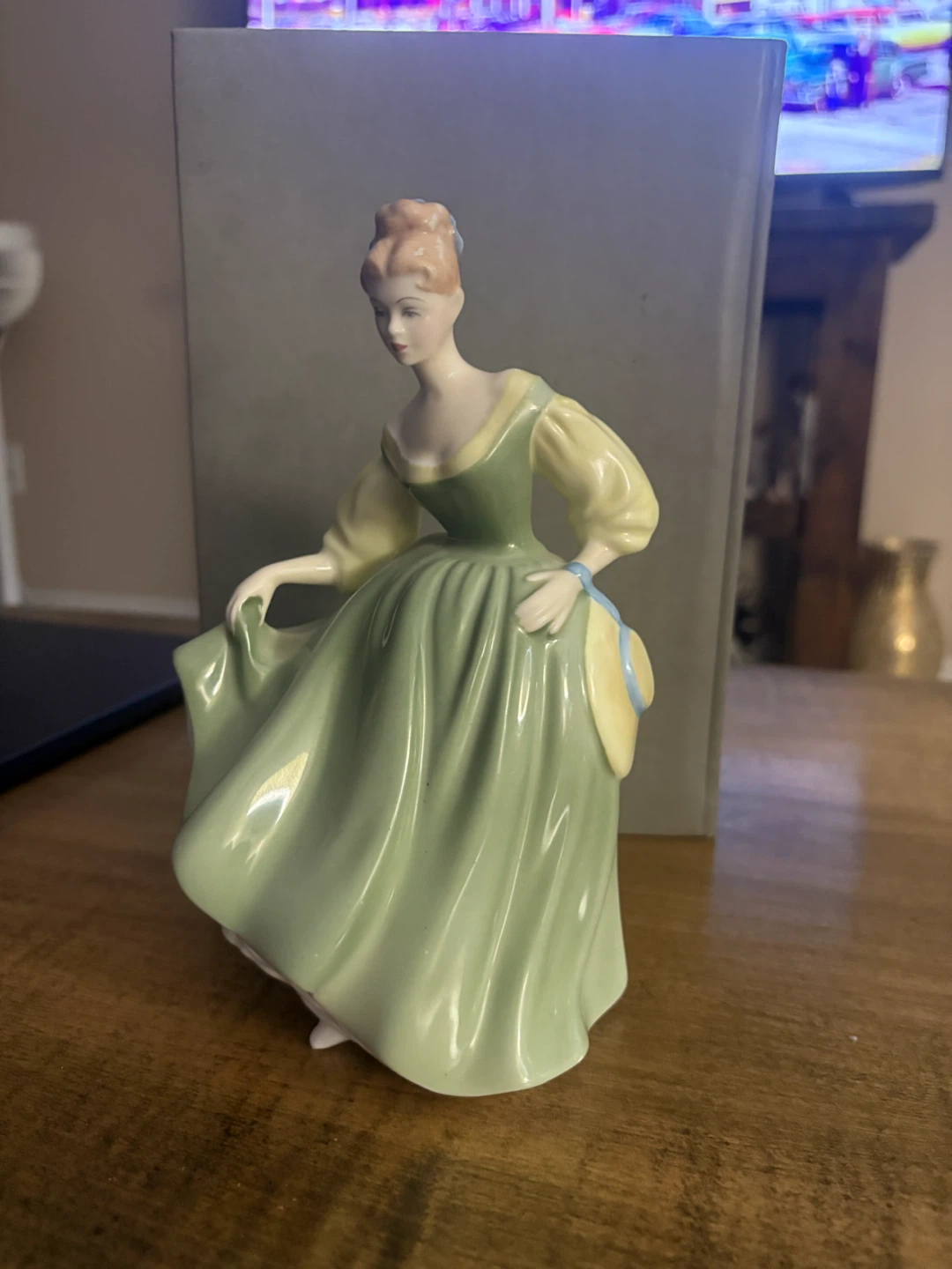 Royal Doulton Fair Lady HN 2193 Figurine