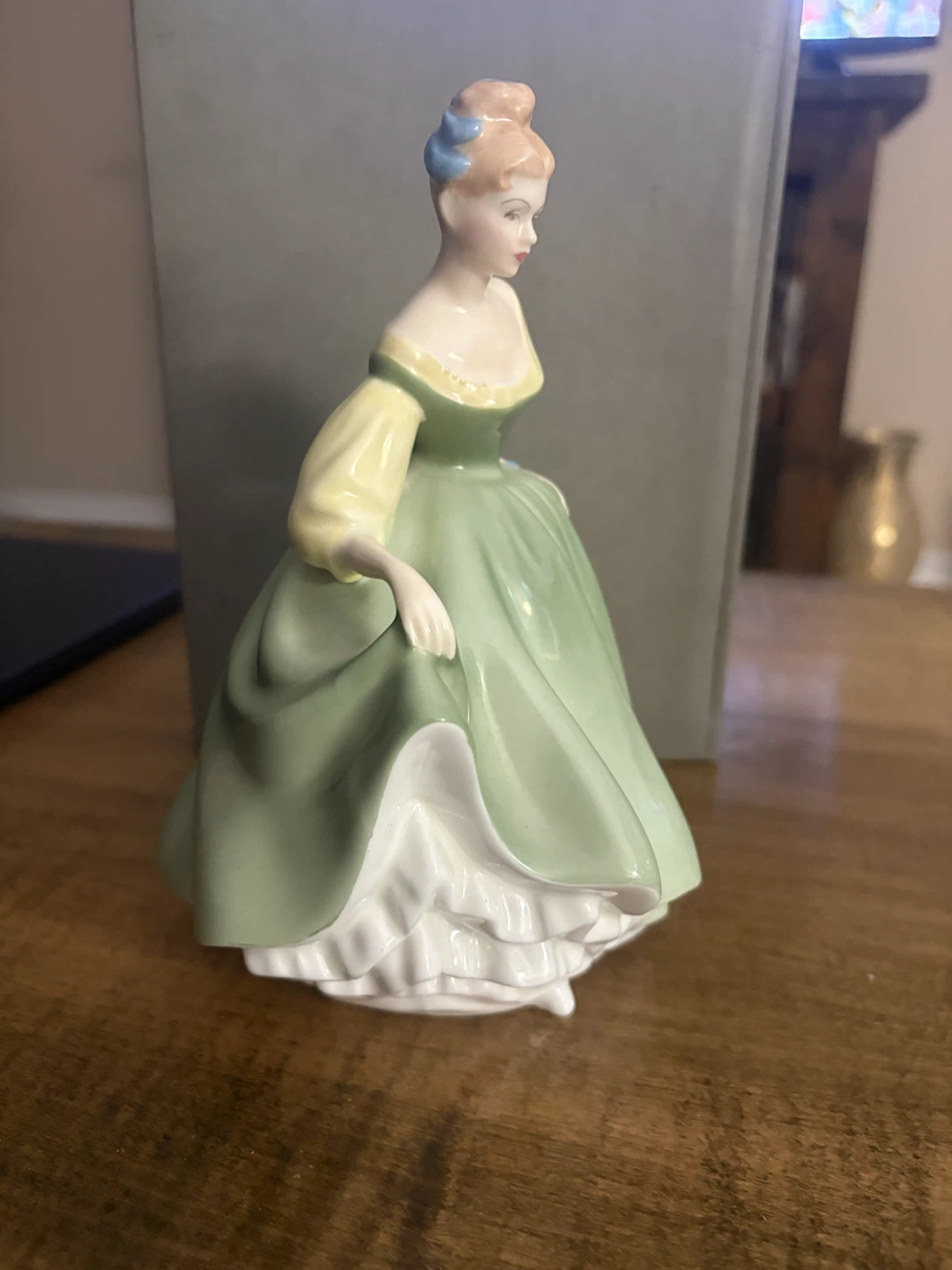 Royal Doulton Fair Lady HN 2193 Figurine - photo 2