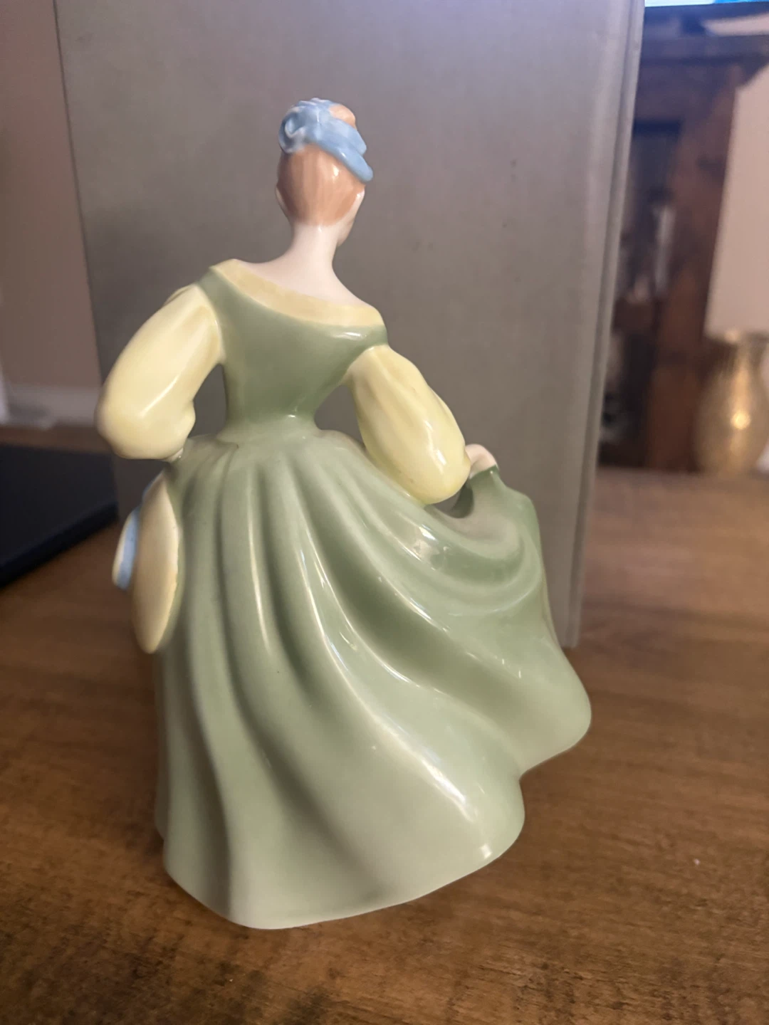 Royal Doulton Fair Lady HN 2193 Figurine - photo 3