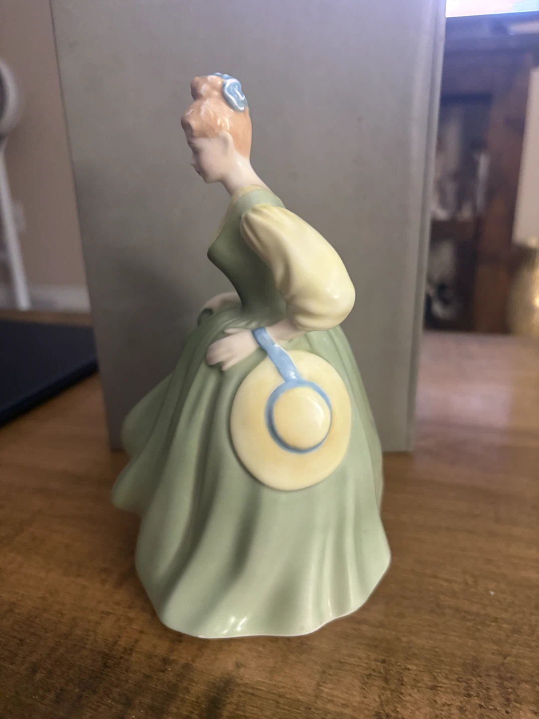 Royal Doulton Fair Lady HN 2193 Figurine - photo 4