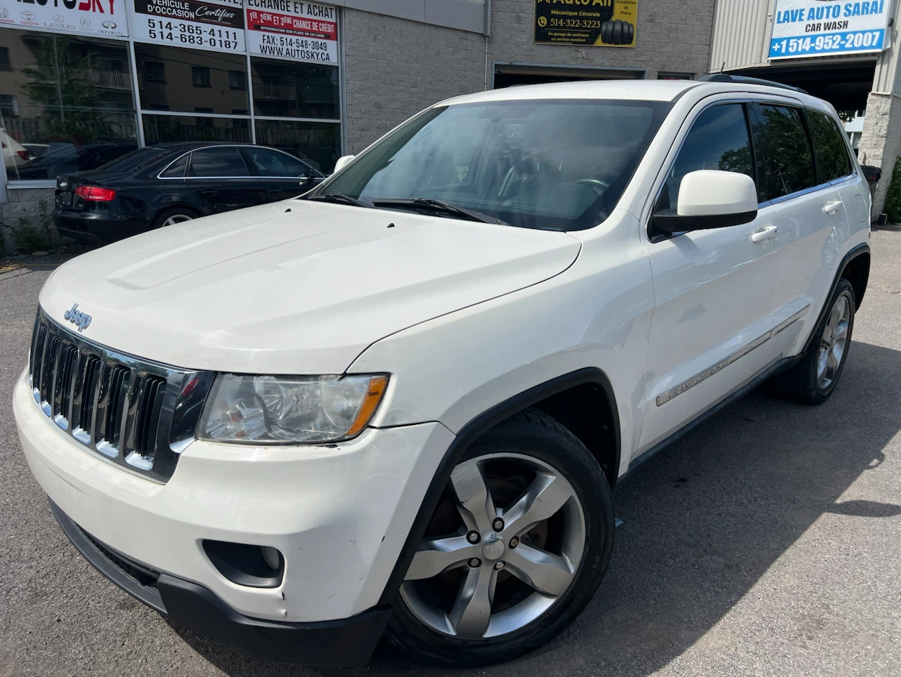 White Jeep Grand Cherokee Laredo 4x4