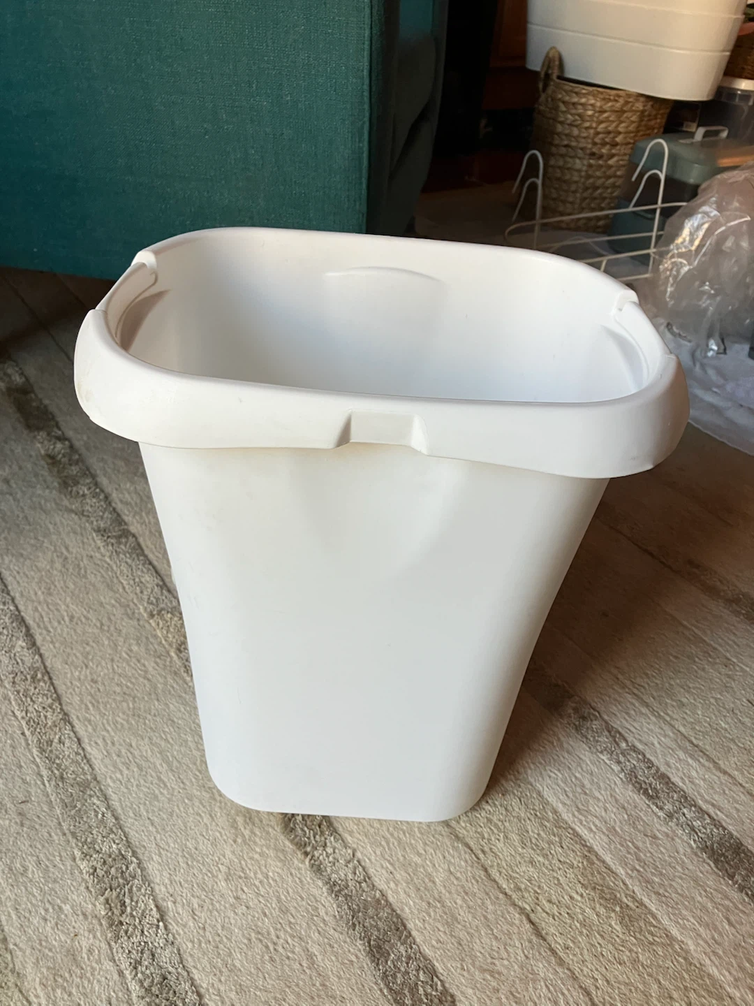 Rubbermaid Wastebasket 5.3 Gallon White