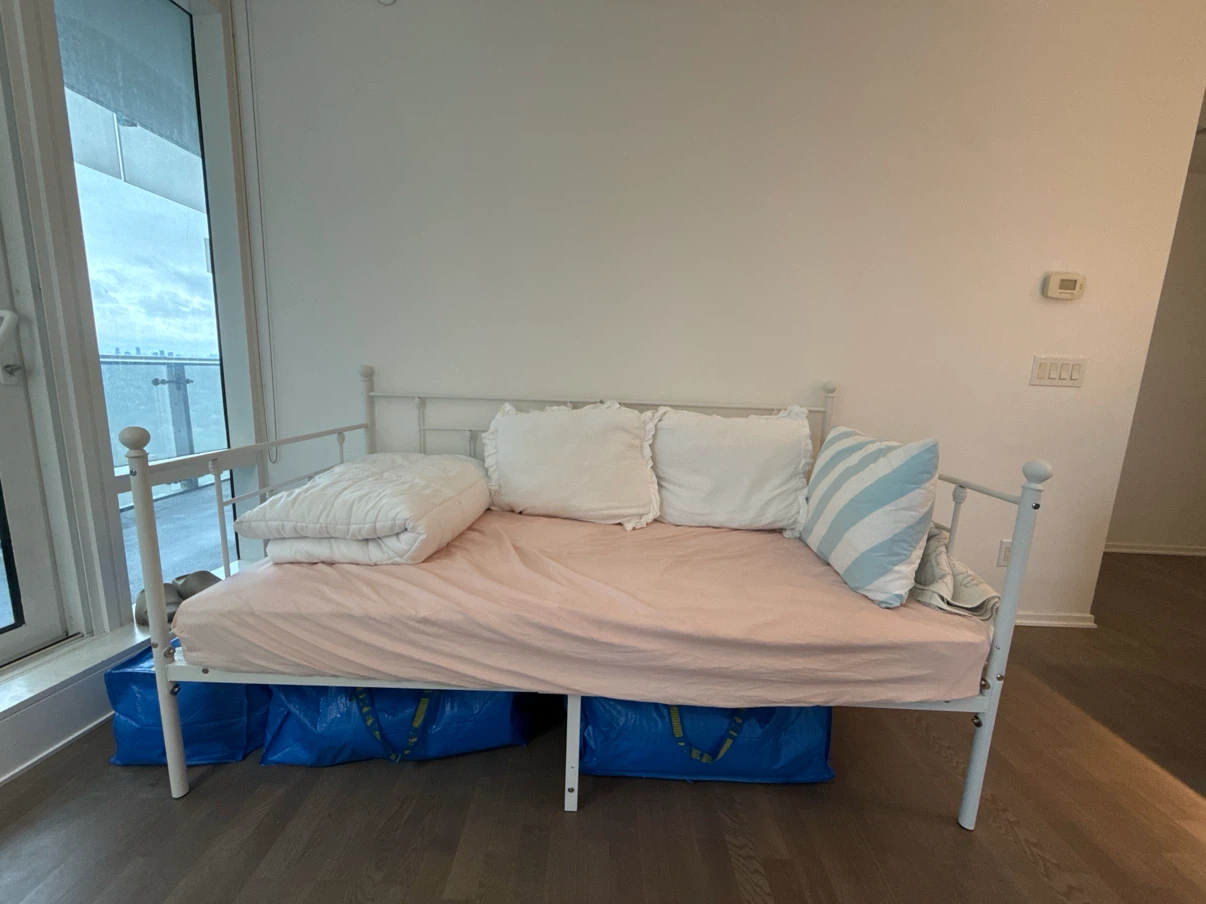 White Metal Daybed Frame and mattress. - photo 2