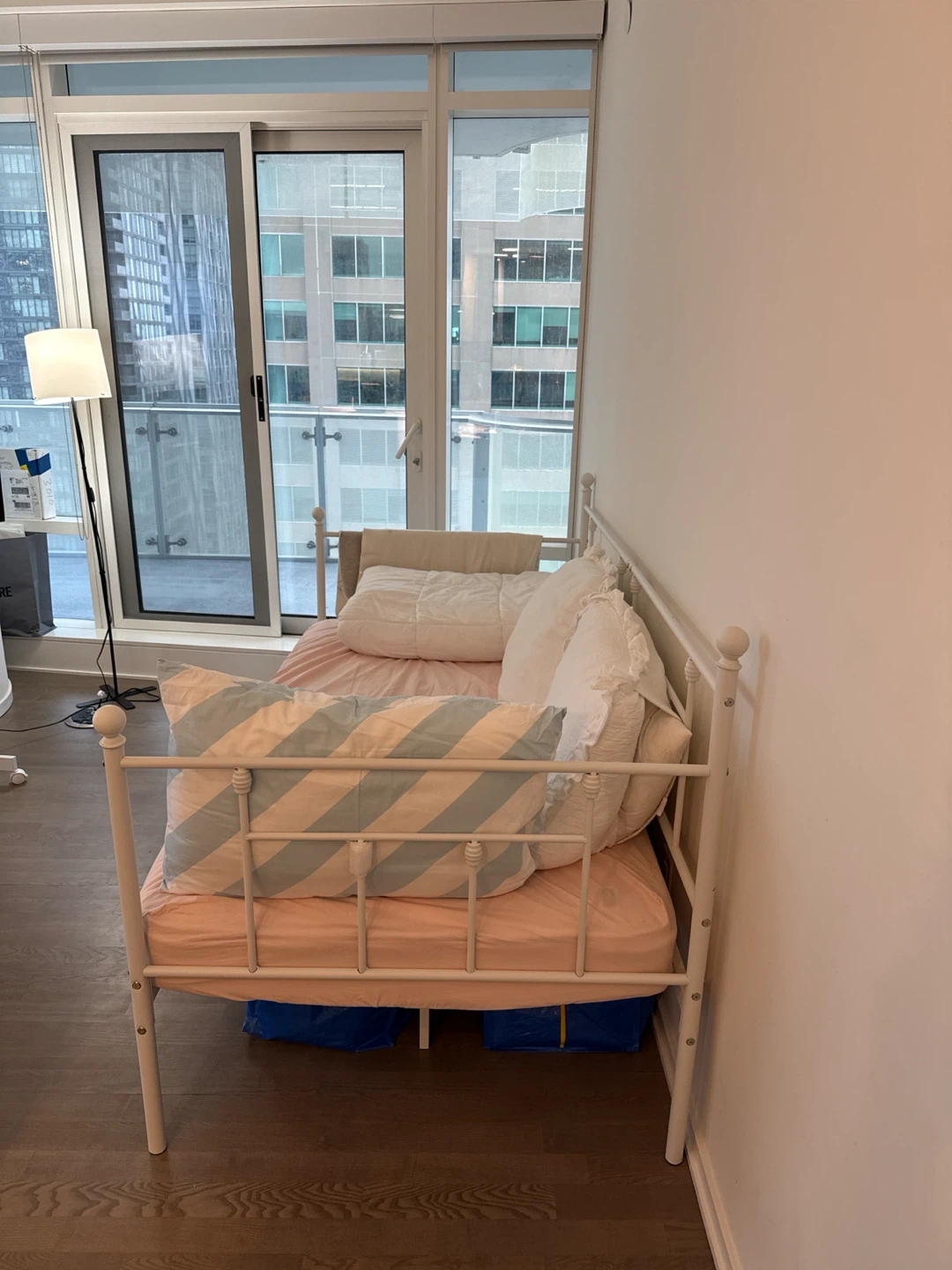 White Metal Daybed Frame and mattress. - photo 3
