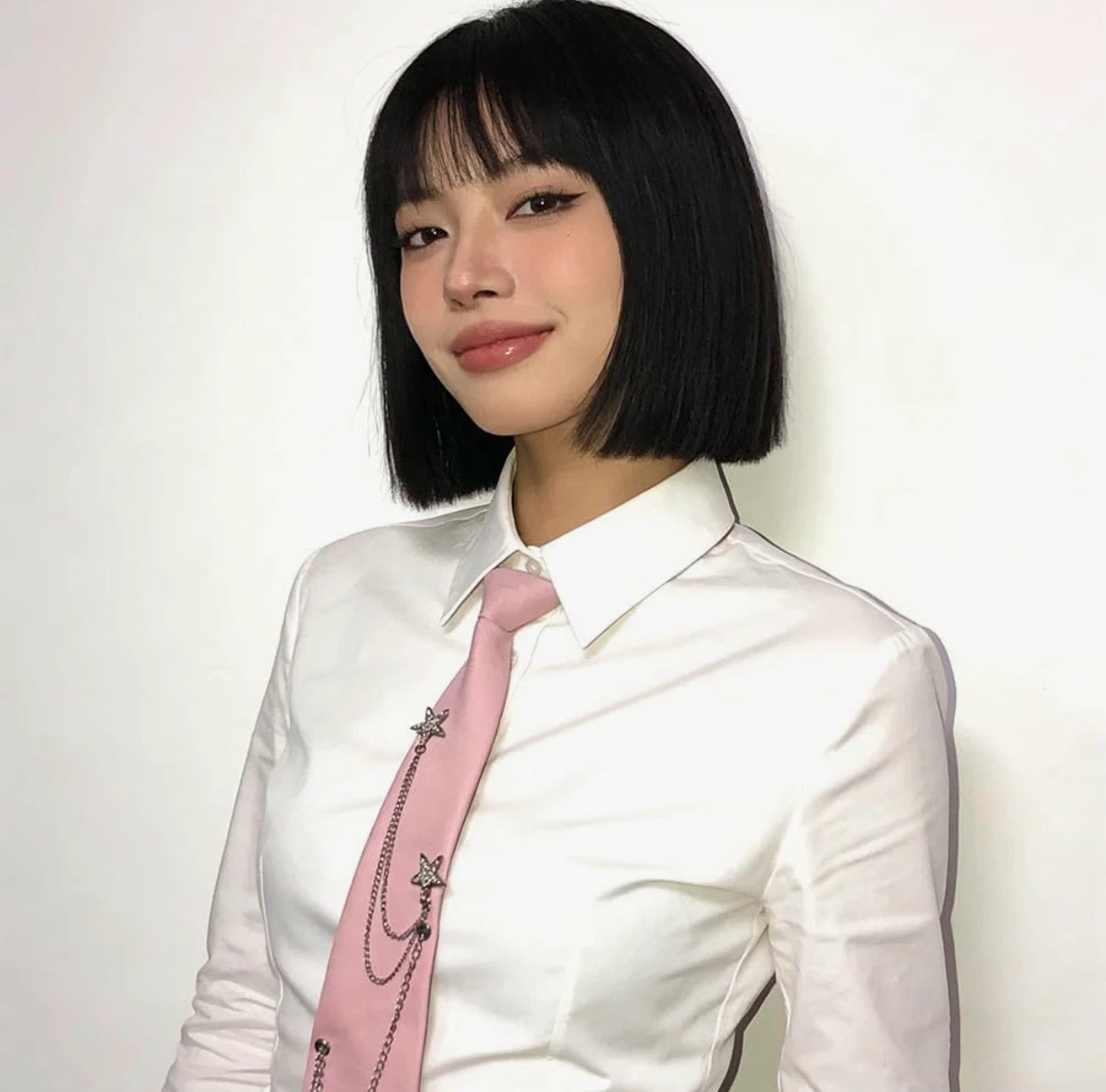 Pink Tie with Star and Chain Detail - photo 4