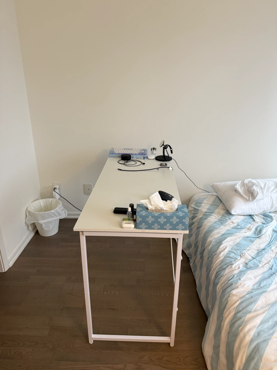 White Metal Desk - photo 2