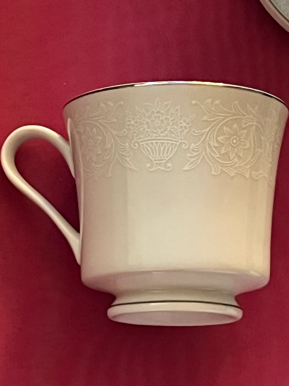 Crown Victoria Lovelace Vintage Fine China Discontinued set - photo 4