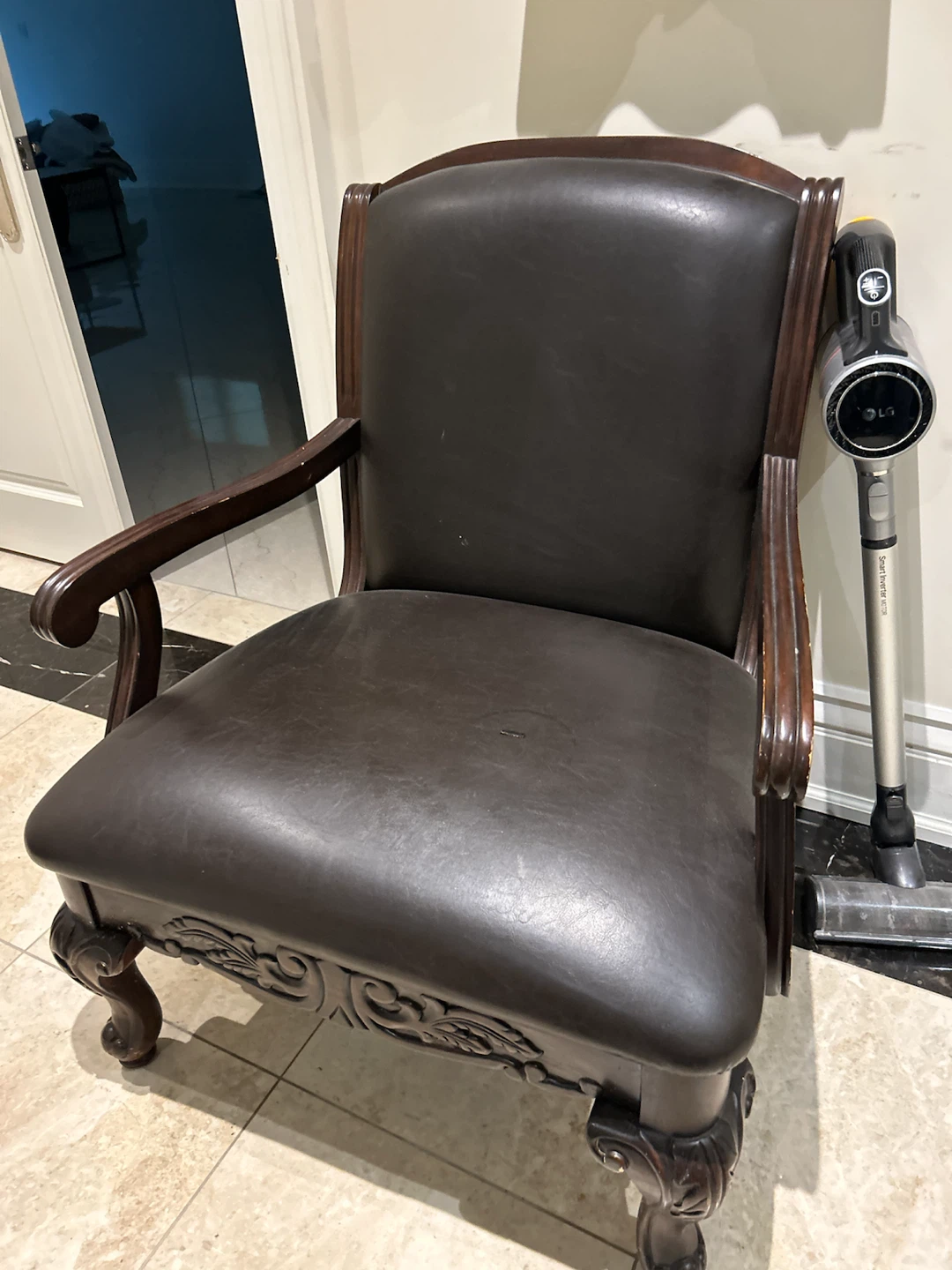 4 Classic Dark Brown Leather Armchairs - photo 4