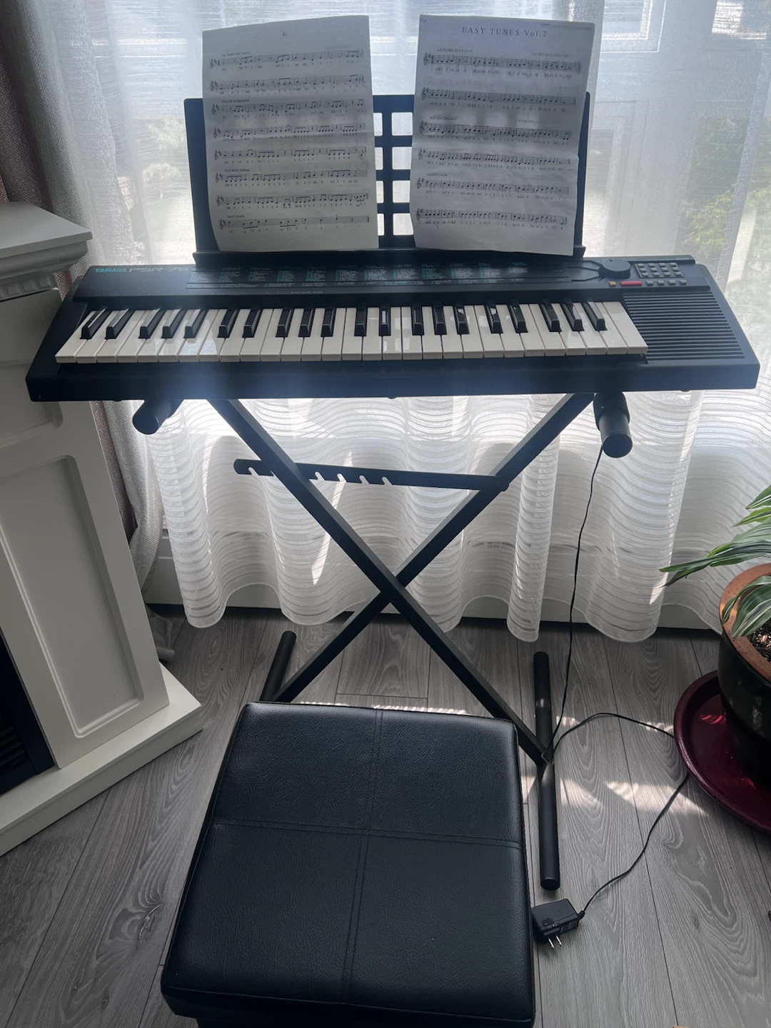 Yamaha Keyboard with Stand - photo 2