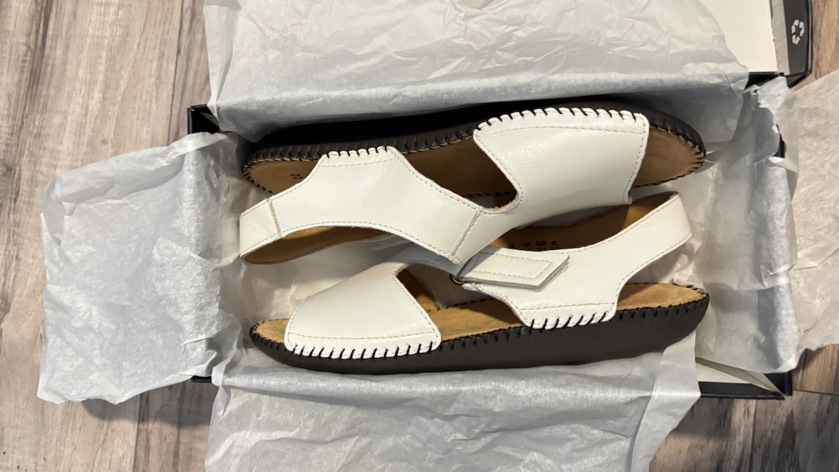 Brand New Naturalizer White Leather Sandals - photo 2