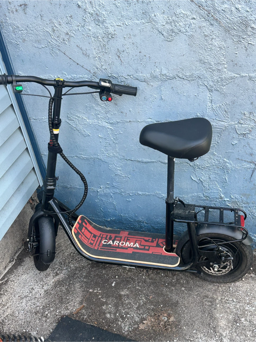1 Flat Tire E Scooter with A replacement tire
