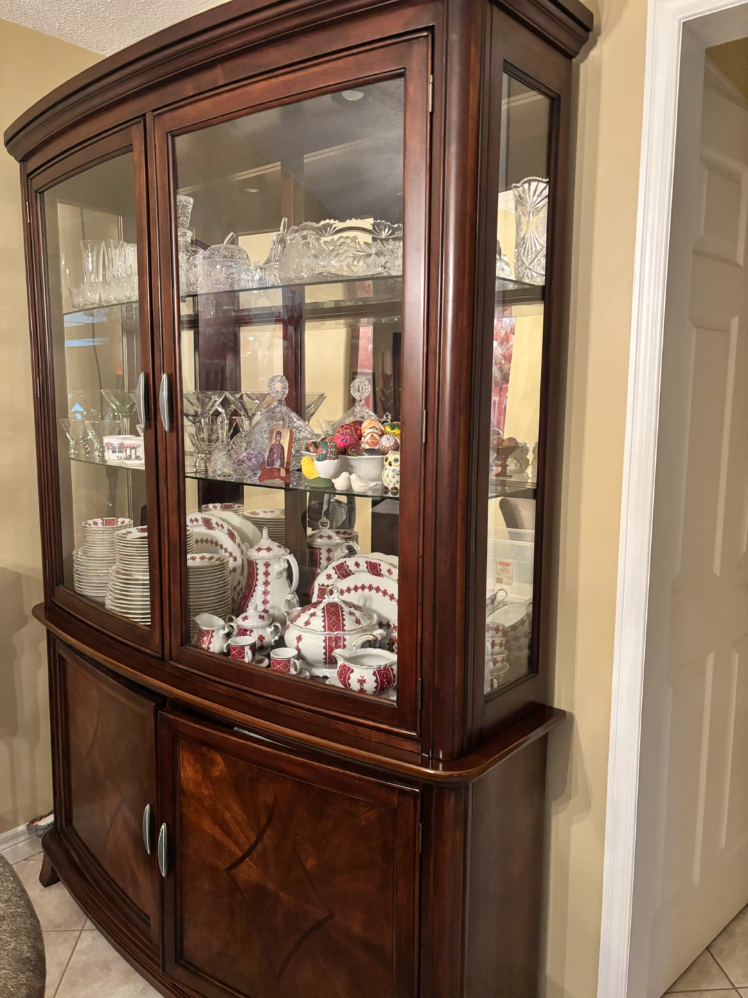 China Cabinet / Curio Cabinet with Curved Glass