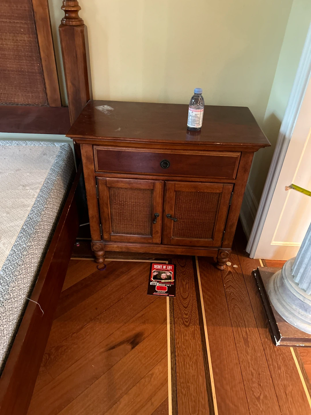 Four Poster Bedroom Set with Cane Headboard and Two Nightstands - photo 4