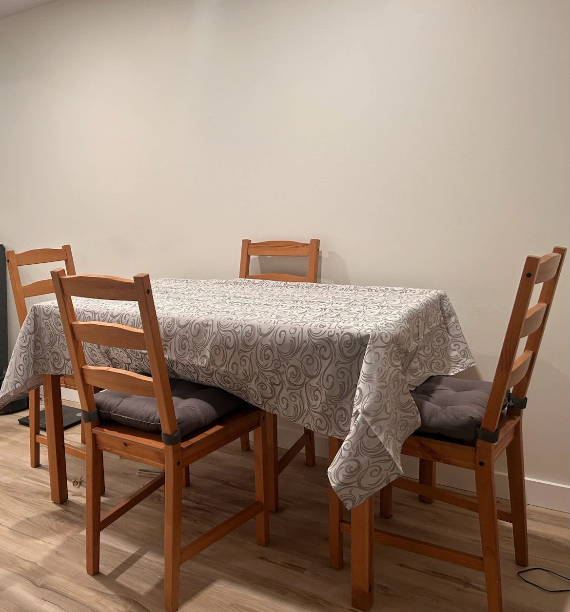 Dining Table with 4 Matching Chairs – Excellent Condition - photo 2